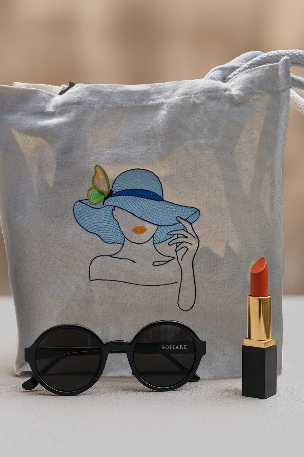 Femme chapeau papillon